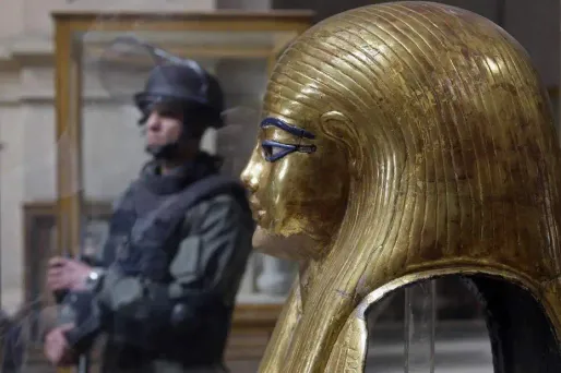 Le musée du Caire a été pillé en marge des manifestations, des vols qui ne devraient pas rapporter grand chose aux voleurs.