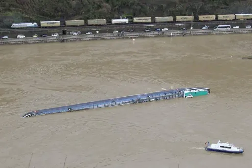 Le Waldhof a chaviré au rocher de la "Lorelei". A son bord : 2.400 tonnes d'acide sulfurique.