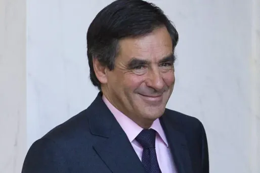 Fillon reçoit son parti politique à Matignon