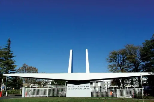 Ces élèves suivent les cours de l’ENAC de Toulouse grâce à un partenariat entre leur compagnie aérienne, l’Afriqiyah, et l'école.