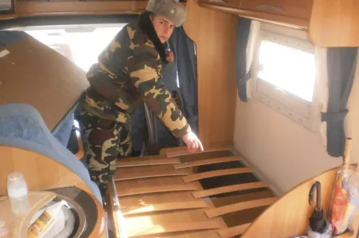 Arrêtés avec des bébés cachés dans leur voiture