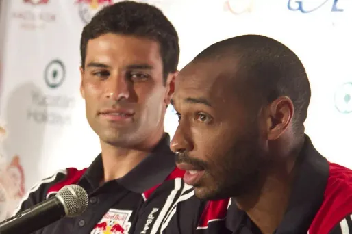 Henry croque dans la Pomme