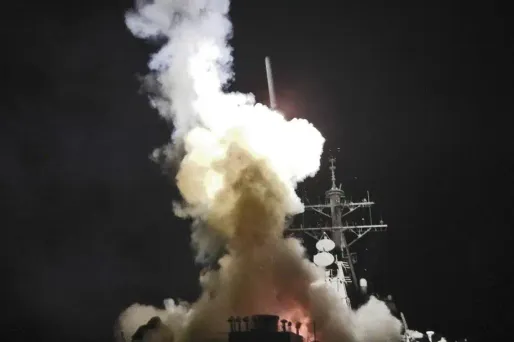 La première frappe aérienne française a visé en fin d'après-midi un véhicule militaire libyen.