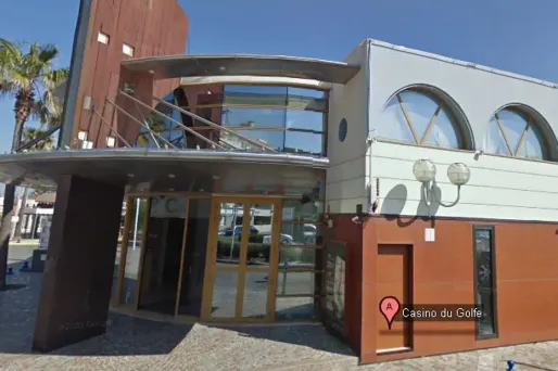 Deux hommes munis d'armes de poing ont braqué un responsable du casino.