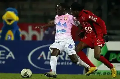 Evian boit la tasse !