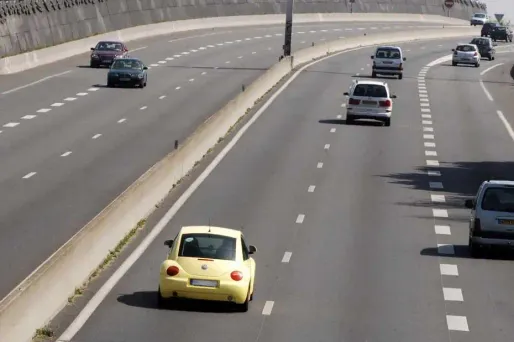 L'autoroute a été coupée dans les deux sens pour permettre aux secours de dégager les victimes.