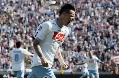 Naples maintient la pression