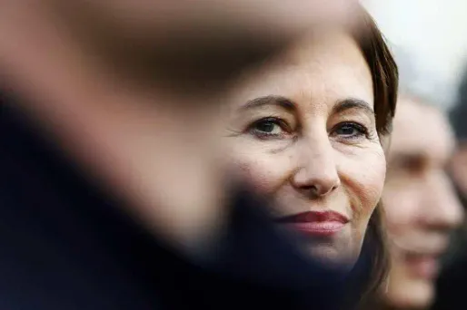 La grande discrétion actuelle de Ségolène Royal relève d'une stratégie, jurent ses proches.
