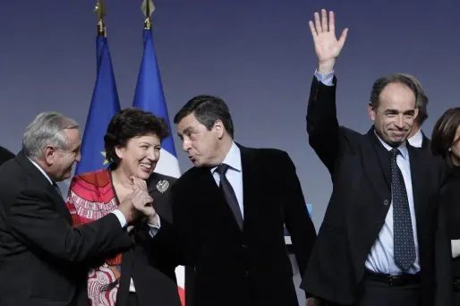 Fillon tacle le PS et "ses leçons de morale"