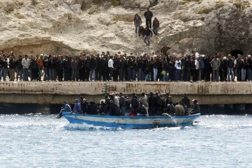 Les barques sont surchargées. Ces migrants débarquent à Lampedusa pour rejoindre l'Europe.