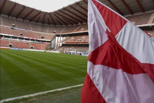 Un supporter meurt après une chute