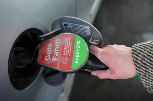 le gouvernement pourrait imposer aux pétroliers de réduire le prix des carburants à la pompe.