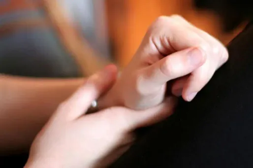 Eloïse a porté plainte contre Georges Tron pour harcèlement sexuel.