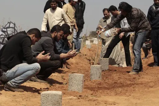 Les insurgés des Benghazi enterrent les combattants morts au front.