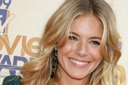 Sienna Miller et Tom Sturridge officialisent