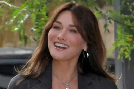 Le père de Nicolas Sarkozy et la mère de Carla Bruni auraient confirmé la grossesse de la Première Dame.