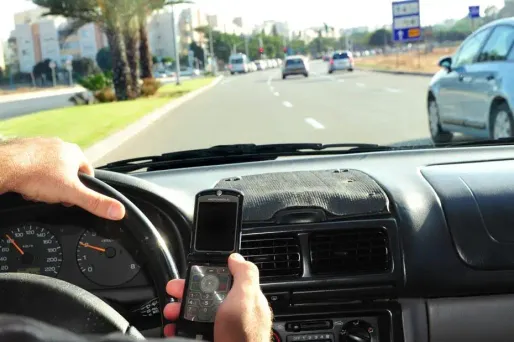 Attention au téléphone au volant