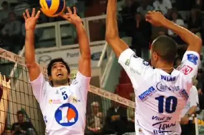 Choc au sommet à Coubertin