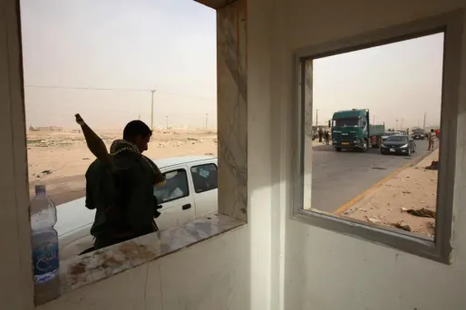 Un Françaisa été tué en Libye et quatre autres ont été arrêtés au cours d'un contrôle de police à Benghazi, le fief des insurgés.