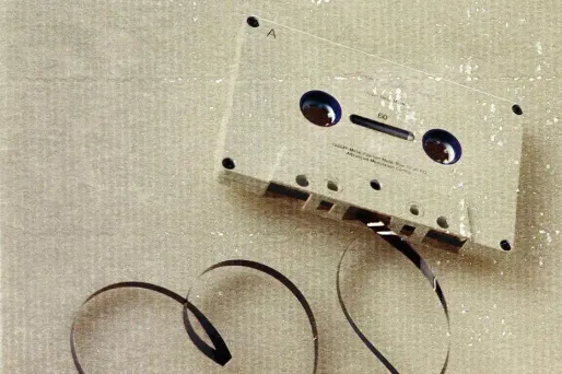 Certaines bandes ont servi à enregistrer un concert de musique pop et un cours d'Allemand