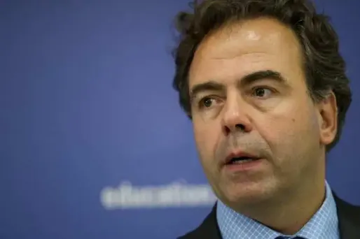 Luc Chatel a annoncé mercredi matin que l'épreuve de mathématiques des terminales S ne sera pas annulée, après une fraude "avérée".