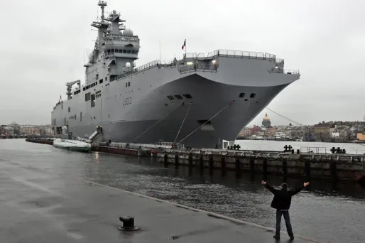La France va vendre deux navires Mistral à la Russie, pour un contrat d'une valeur d'1,1 milliard d'euros.