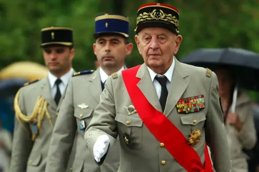 Le général Bigeard lors d'une célébration de la victoire du 8 mai 1945.