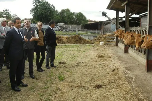 Nicolas Sarkozy écoute un agriculteur sur les conséquences de la sécheresse en Charente
