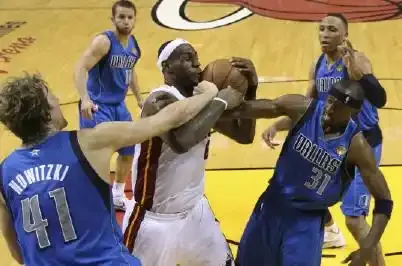 Un partout, balle au centre