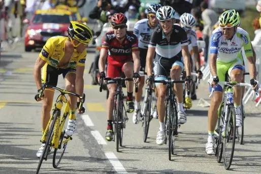 Après avoir passé trois semaines ensemble sur les routes de France, les coureurs vont retrouver une vie "normale" dès lundi.