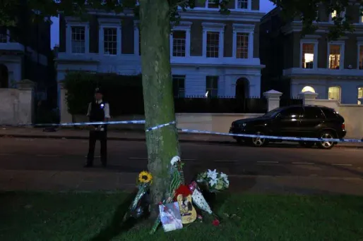 Des fleurs et des notes ont été déposées en face de la résidence de la chanteuse à Londres.
