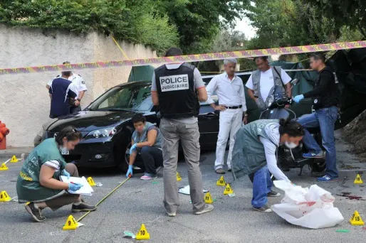 Quatre homme cagoulés ont fait feu sur la victime.