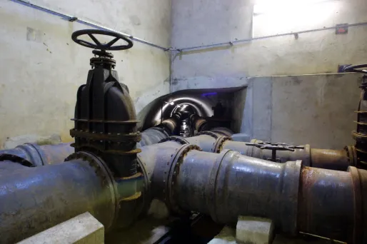 Il faudrait deux siècles, estiment les entreprises de canalisations, pour remplacer la totalité du réseau souterrain français.