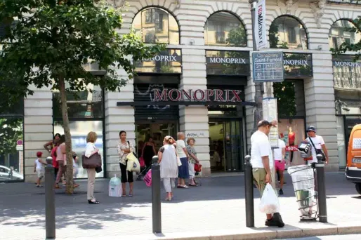 Un employé de Monoprix, à Marseille, risque d'être licencié pour avoir pris dans la benne à ordures six melons et deux salades qui allaient être jetés.