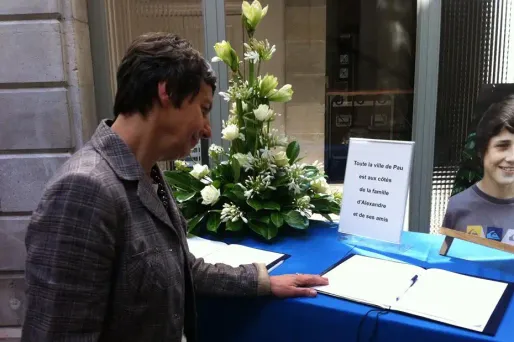 Martine Lignières-Cassou, maire de Pau, devant les registres du souvenir, installés dans le hall de l'Hôtel de ville
