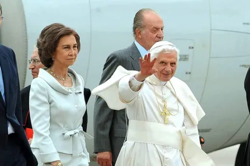 Benoît XVI a été accueilli par le couple royal espagnol.