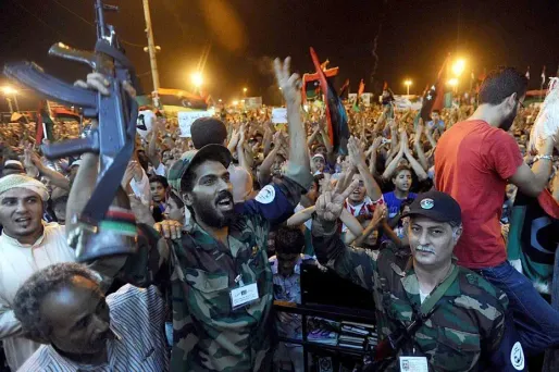 Les rebelles libyens ont atteint la place Verte du centre de Tripoli où ils ont agité des drapeaux de l'opposition en signe de victoire, selon des images diffusées par la télévision britannique Sky tôt lundi.