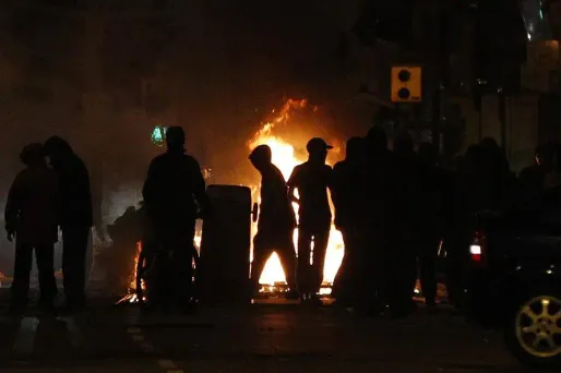 Des jeunes autour d'une barricade mise en place dans une rue de Liverpool, au nord-ouest de l'Angleterre.