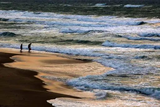 Piégé dans le trou qu'il avait creusé sur la plage