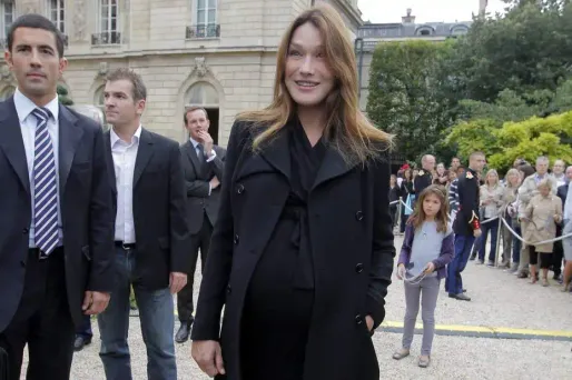 Carla Bruni "prudente" et "superstitieuse"