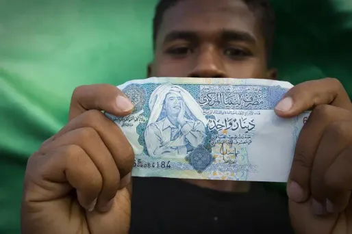 La monnaie libyenne affiche toujours la figure du colonel Kadhafi, en fuite.