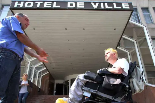 Redoutant la remise en cause de l'obligation de rendre accessibles avant 2015 tous les bâtiments publics, les handicapés ont manifesté mardi.