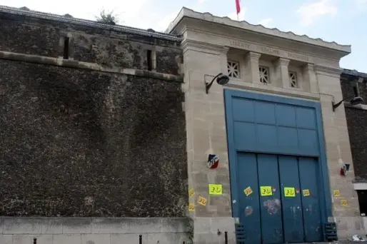 Un détenu de 23 ans s'est pendu à l'aide de son kit anti-suicide.