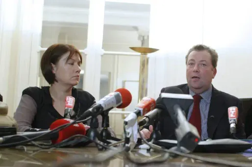 Magali Drouet, ici avec son avocat, a perdu son père dans l'attentat de Karachi.