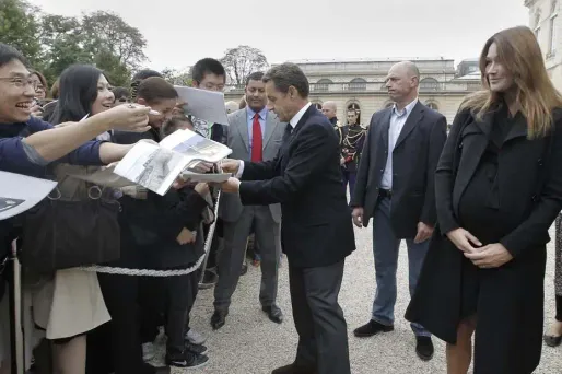 Le couple présidentiel est arrivé main dans la main dans les jardins de l'Elysée