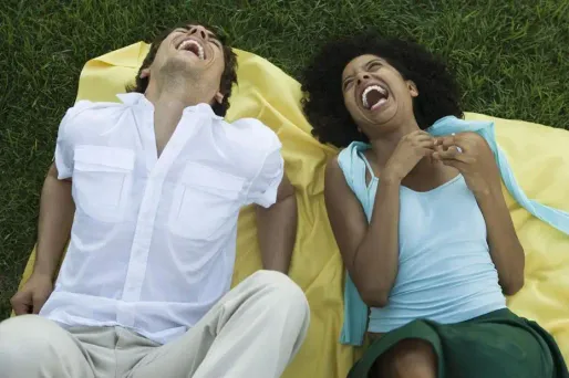 Une étude scientifique a prouvé que rire à gorge déployée diminue la sensation de douleur.