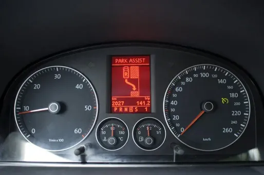 La voiture qui se gare avec son portable