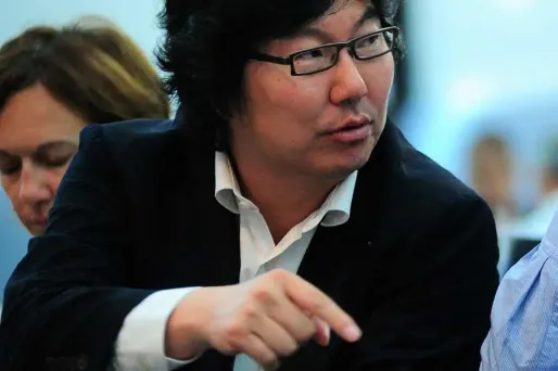 Placé, traité de "Coréen national", porte plainte