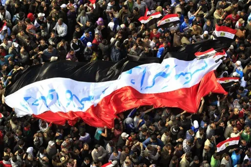 Des centaines de milliers de manifestants réclament le départ du pouvoir des militaires au Caire, sur la place Tahrir.