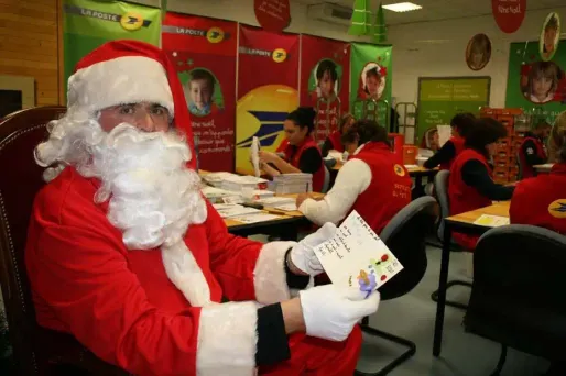 Le Père Noël, au milieu de son secrétariat, reçoit chaque année des courriers d'adultes. Pour la première fois en 2011, il va leur répondre spécifiquement.
